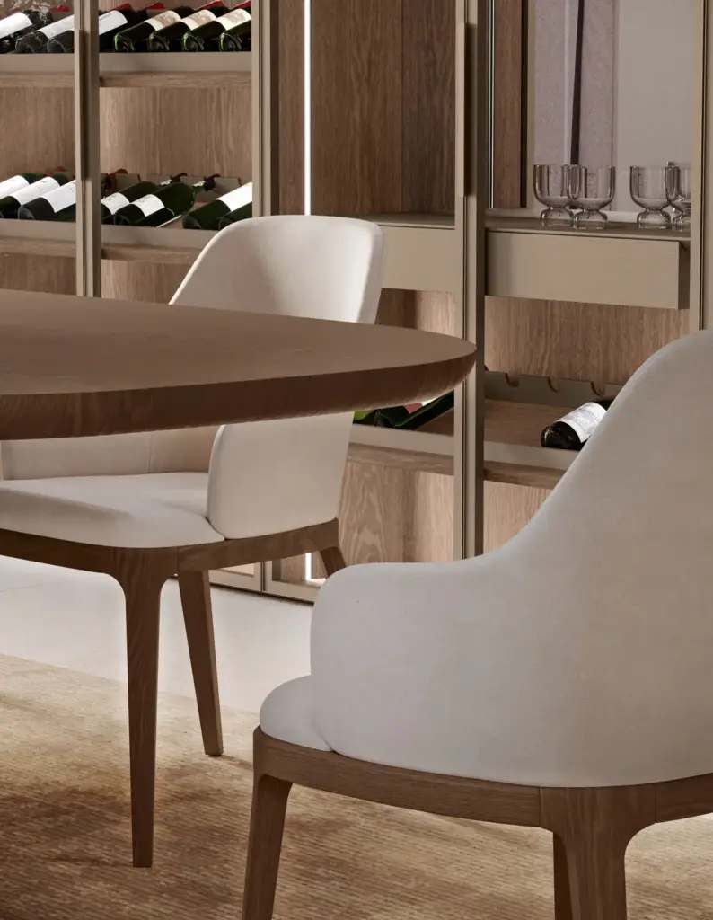 Sedie bianche in una sala da pranzo della collezione Adam - Azienda Olivieri