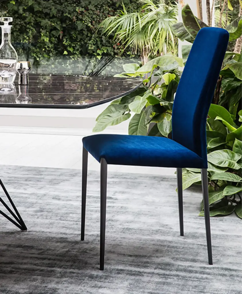 Sedia blu della collezione Aurora - azienda Riflessi