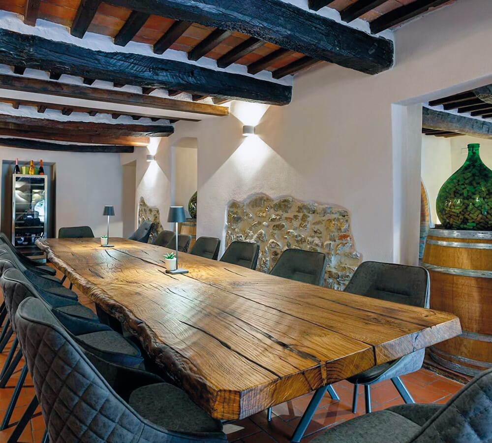 Tavolo Wood realizzato in legno massello di quercia secolare con le sedie