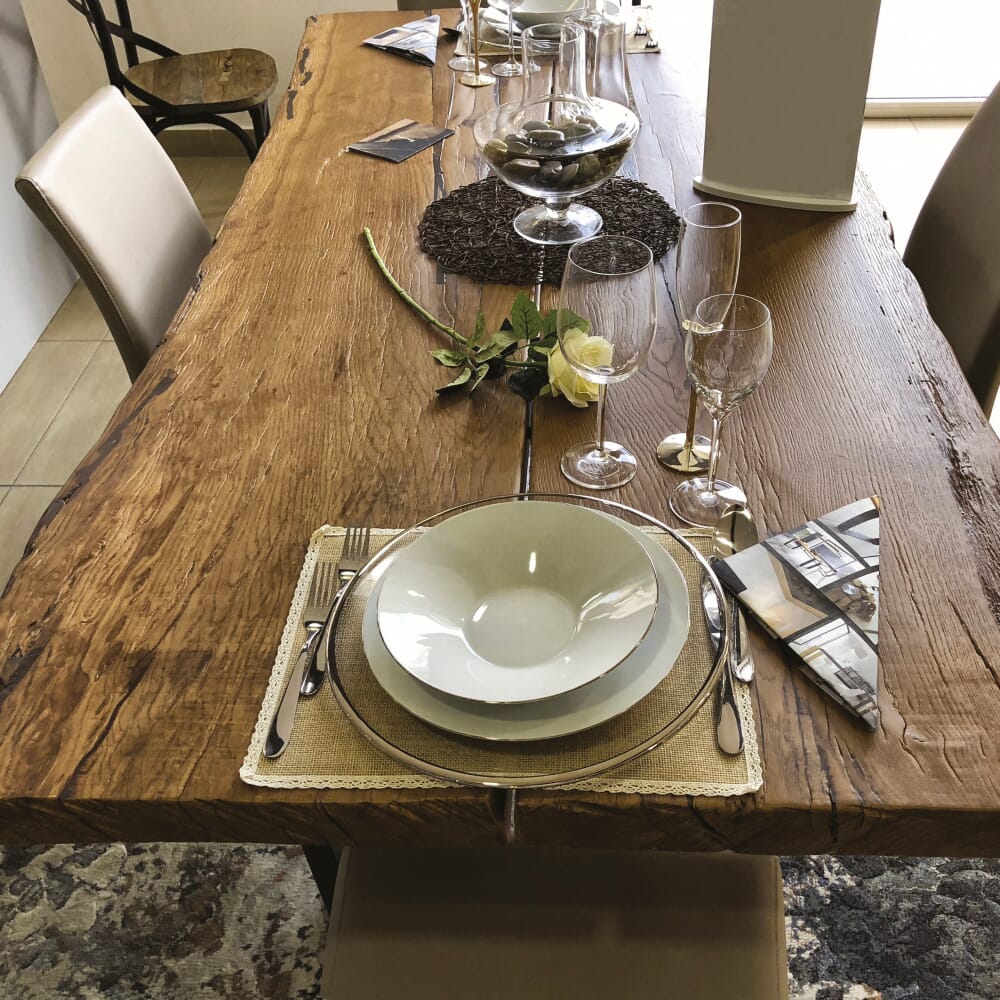 Tavolo Wood apparecchiato con piatti e bicchieri realizzato in legno massello di quercia secolare